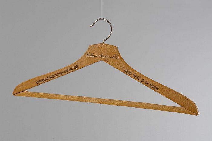 Kleerhanger van blank gelakt houtmet zwarte opdruk "Holland-America Line"