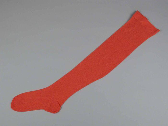 Paar lange fluorrode kousen van fijn tricot, zonder naad