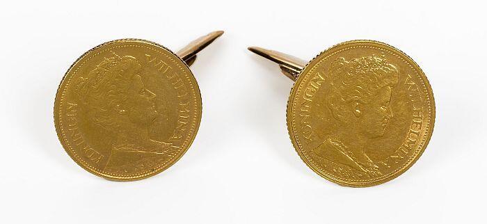 Paar gouden manchetknopen gemaakt van gouden vijf-gulden munten
