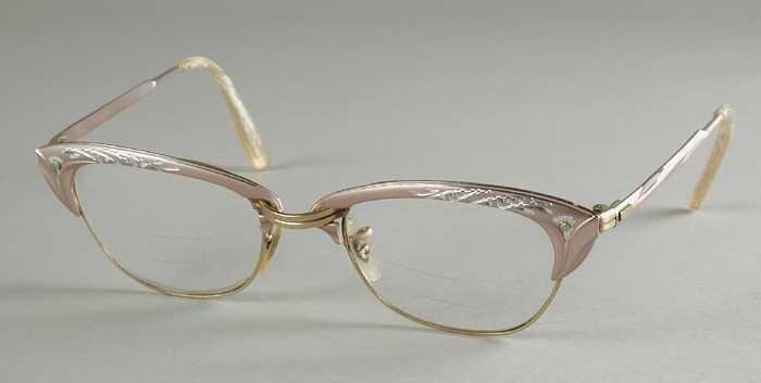 Vlinderbril met bifocale glazen, montuur van metaal met mat roze, zilver en goudkleur en ingekerfde…