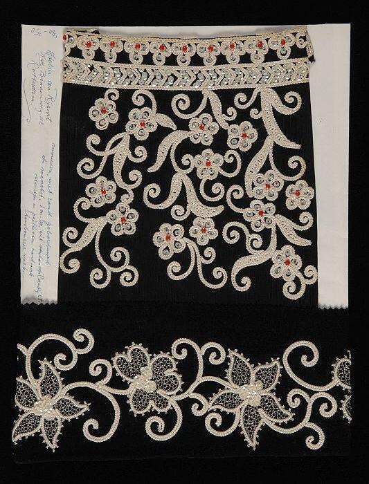 Stalenblad met collage en twee opgeplakte borduurstalen, met wit soutache op zwarte stof,…