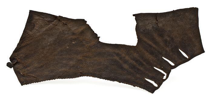 Fragment lage leren schoen, bestaande uit schuine hiel, zijkant met vetergaten en veter en korte…