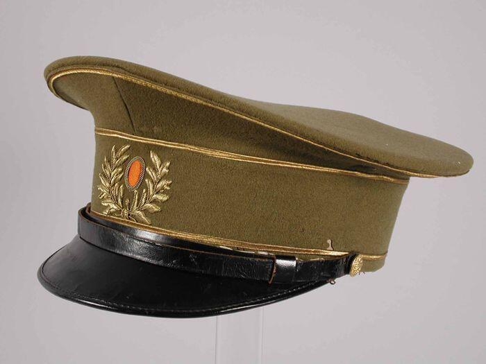 Uniformpet van groen laken met zwarte klep, goudbies en geborduurd embleem, overste, luitenant…