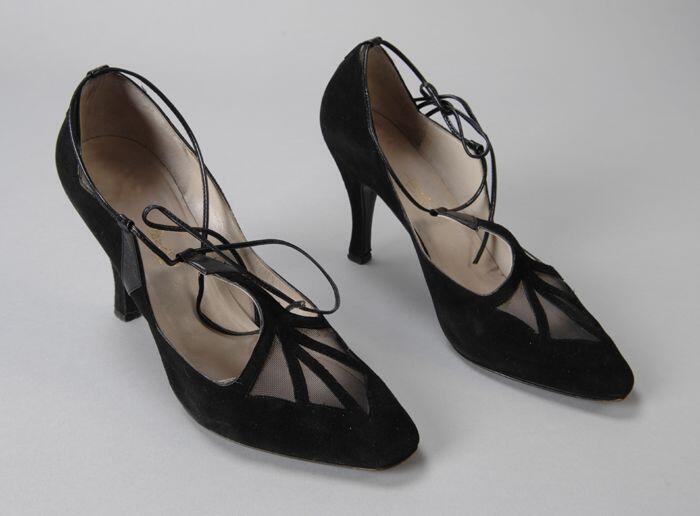 Zwarte suède hakschoenen met T-band