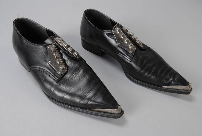 Zwarte puntschoenen met beslag