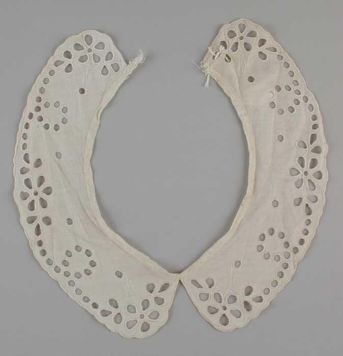 Kraag van wit katoen met grove broderie anglaise