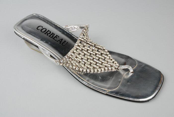 zilverkleurige slipper met band van stenen en doorzichtige hak, "Corbeau"