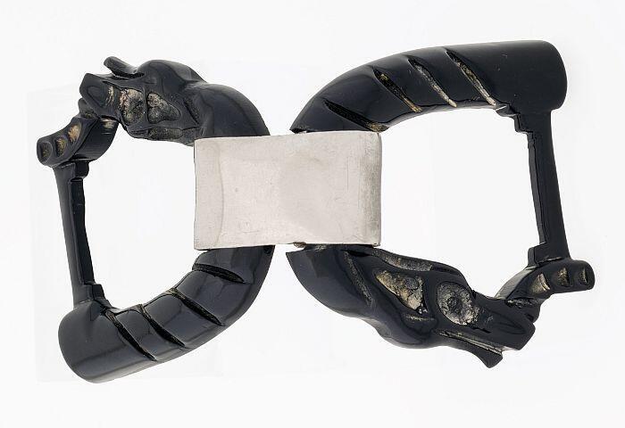 Gesp van zwart gelakt houtmet zilverkleurige metalen haak