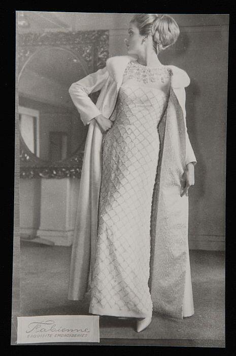 Zwart-wit foto van mannequin in jurk met borduursels van "Fabienne", Atelier Van Rijsoort