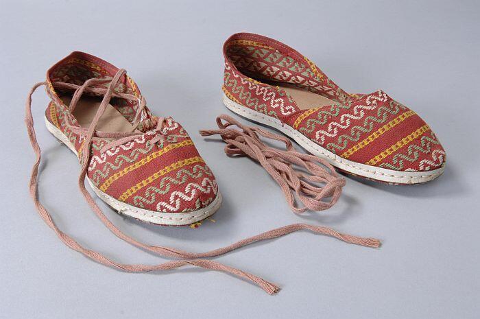 Espadrilles van rood linnengeborduurd met geel, wit en groen, rijgveter door het linnen touwzool…
