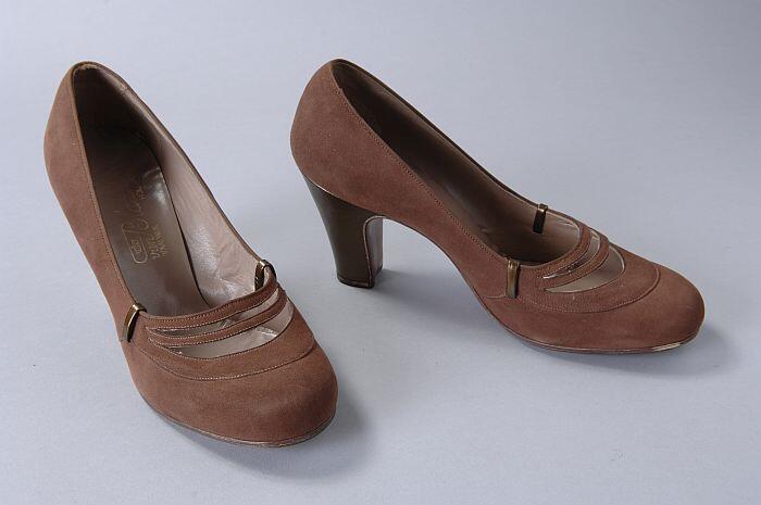 Bruine suède pumps met smalle bandje en hoge cubahak