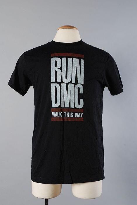 T-shirt van zwart tricot katoen met opdruk in wit en bruin, "RUN DMC / Walk this way", punkkleding