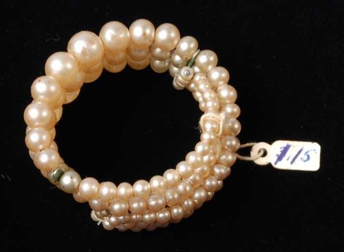 Armband, spiraalarmband van drie rijen champagnekleurige paarlemoerglanzende kunststofkralen,…