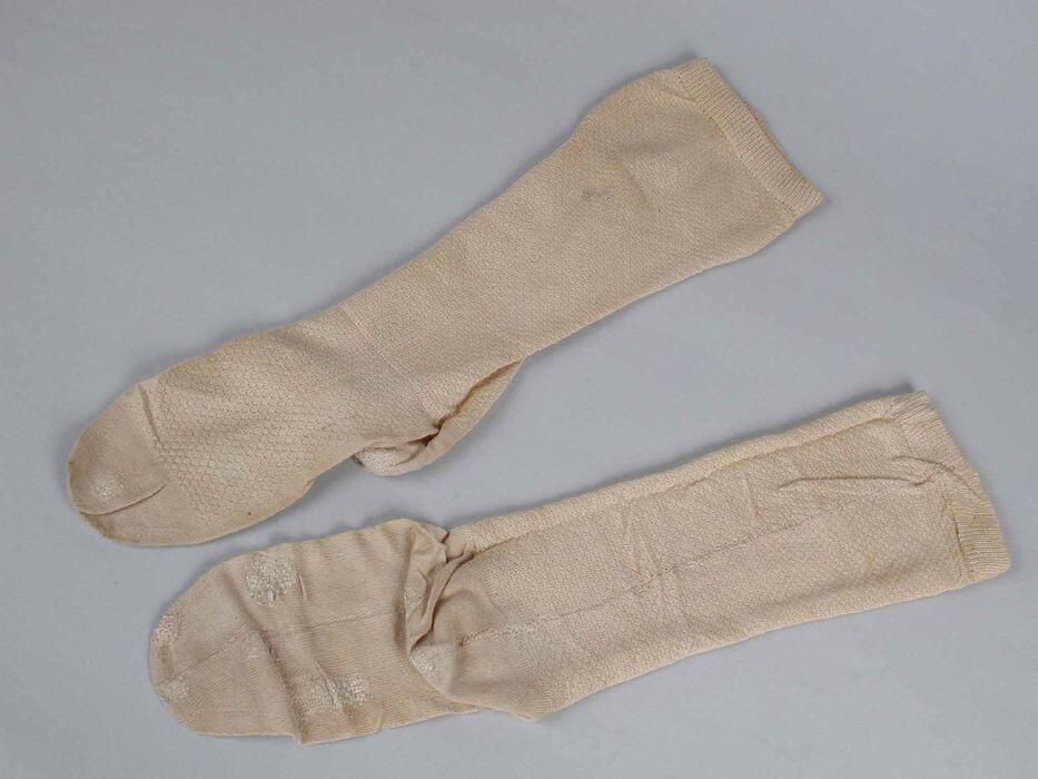 Paar kousen van beige tricot katoen met ajourpatroon