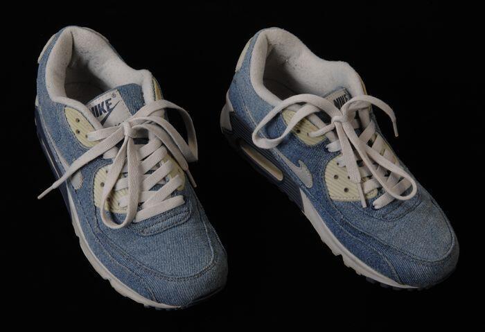 Paar jeanskleurige damessportschoenen van Nike