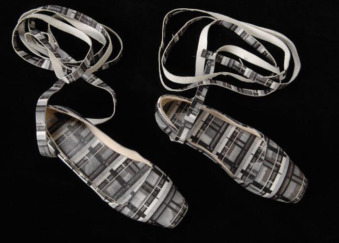 Paar schoenen, plat model met lange veters voor rond de benen, met print van flatgebouw, collectie…