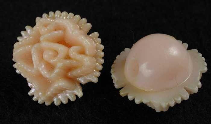 haarccessoire, twee kleine losse glimmend roze kunststofroosjes met rijggaten, deel van haarlastiek
