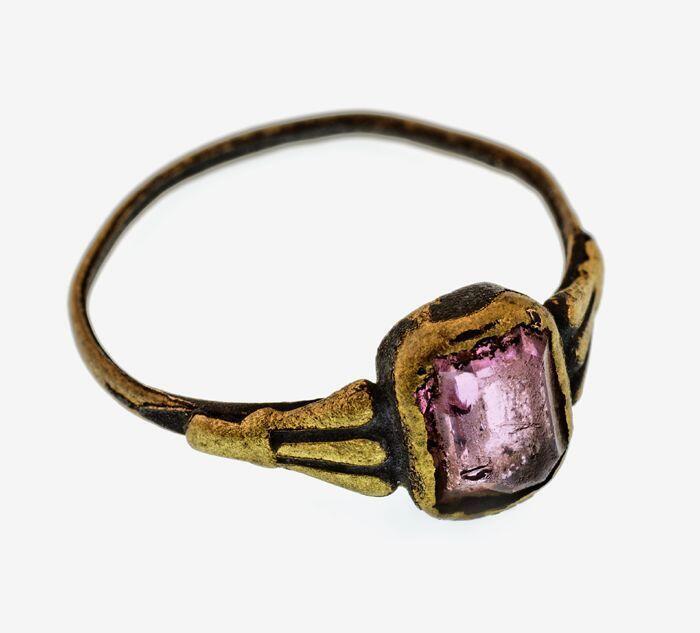 Ring van geel koper met roze stukje glas