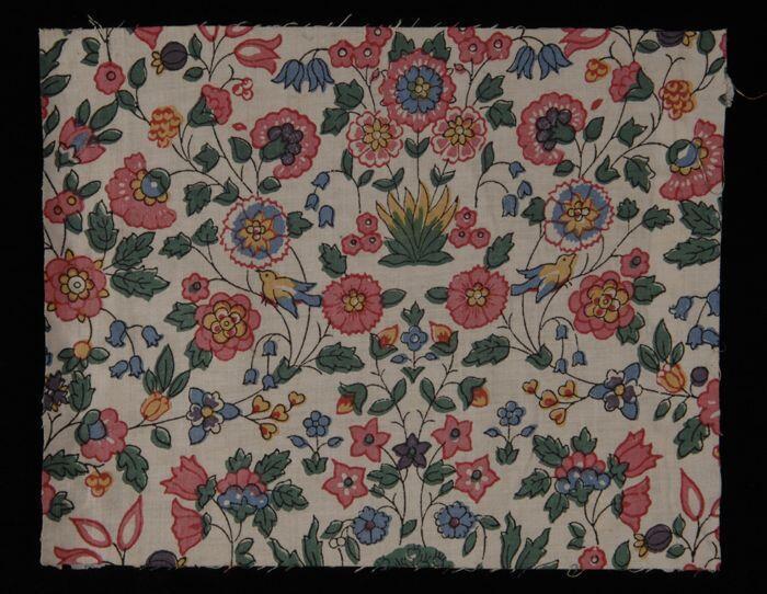 Stofstaal, katoen met veelkleurig dessin met bloemen, ranken en vogels, Kralingse katoenaatschappij…