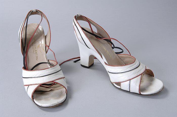 Sandalettes van wit leer afgebiesd met rood en zwart leer, hoge staarthak