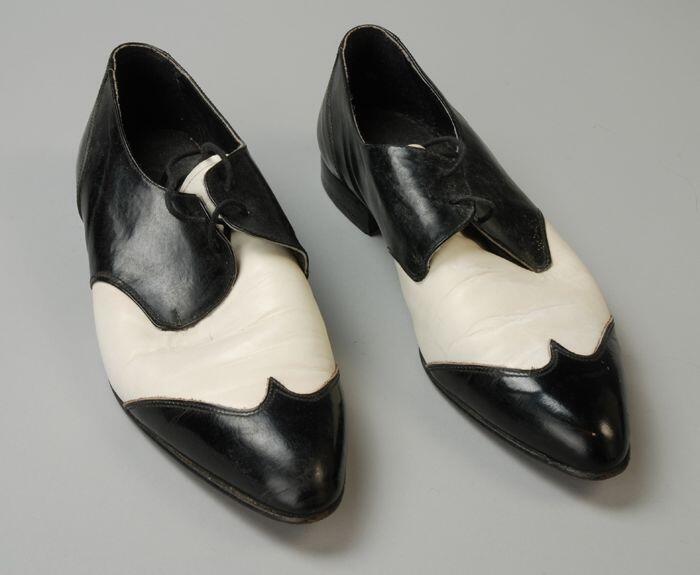 Paar platte herenschoenen met korte veter, voor en achter van glimmend zwart leer en in het midden…