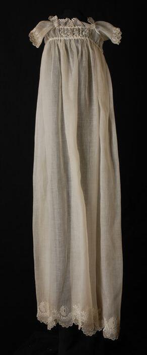 Lange doopjurk van wit mousseline met verhoogde taille en broderie anglaise