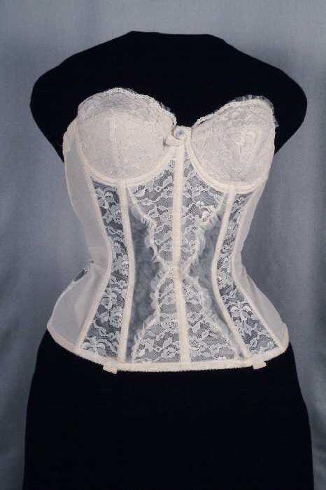Strapless korsetlijf van wit elastisch nylonmet kant en gevoerde cups, "Lady Marlene"