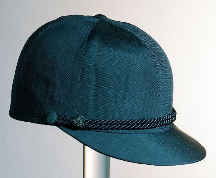 Ronde zwarte cap voor jongens (?), type Duitse caoutchoucpet