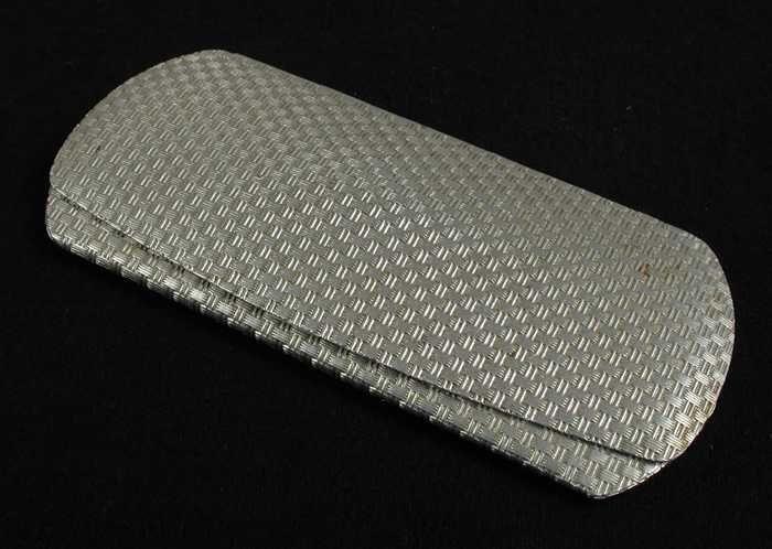 Platte brillenkoker met scharnierende klep, aluminium met ingeperst vlechtwerkmotief, voering van…