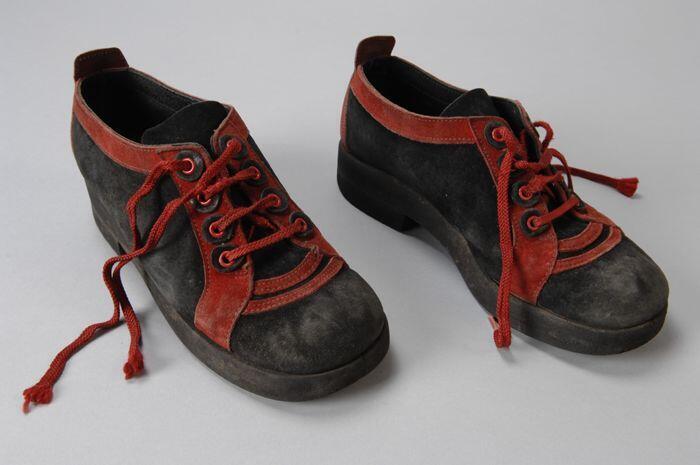 Zwarte suède veterschoenen met rood suède details en rode veters met brede ronde neus en dikke…