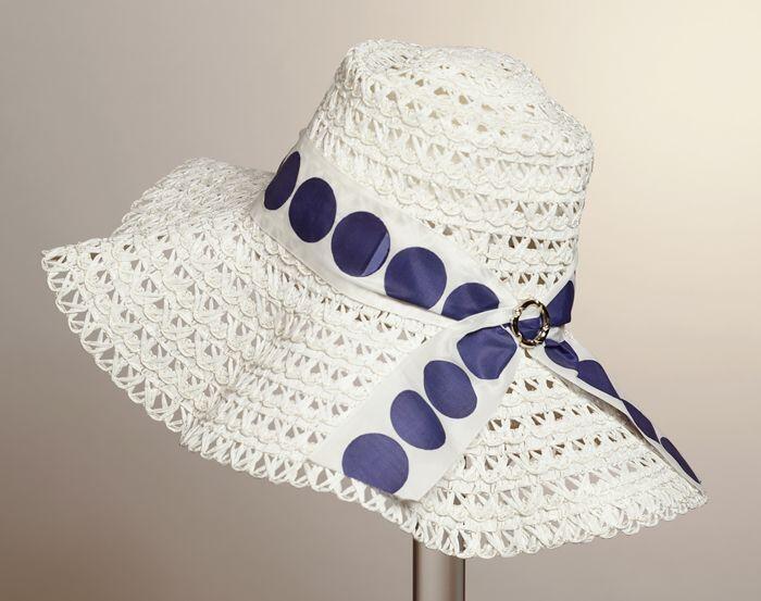 Witte gevlochten cloche met lint met grote blauwe stippen