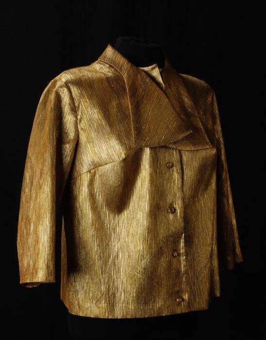 Blouse van goudkleurig lurex, driekwart mouwen en korte sjaalkraag, "Cargelli"