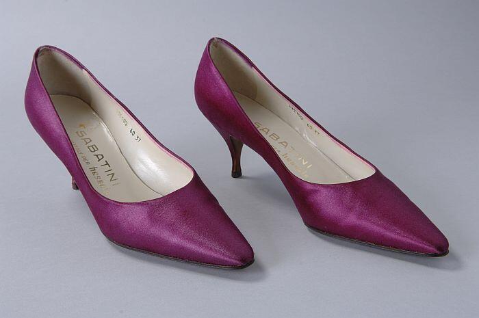 Fuchsiaroze satijnen pumps met spitse neus en dunne naaldhak