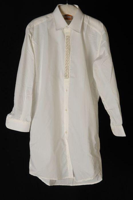 Wit overhemd van Turks besnijdenispak, met wit en goudkleurige versiering op de sluiting