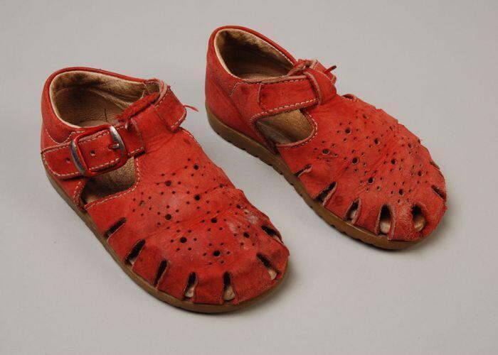 Rode nubuck kindersandaaltjes met opengewerkte voorvoet met gaatjesdecoratie, enkelbandje met…