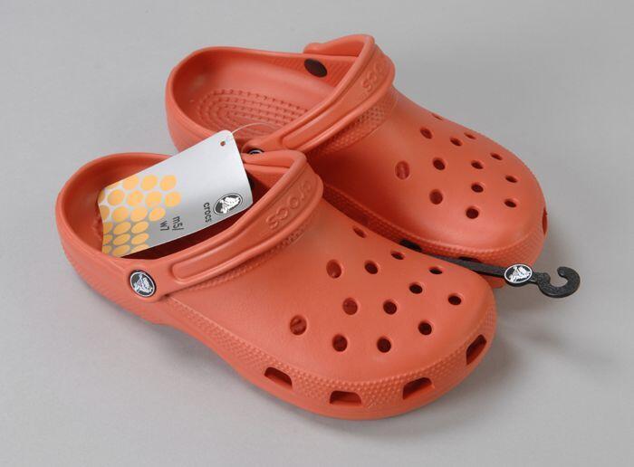 Paar oranje Jackson Pollock Crocs
