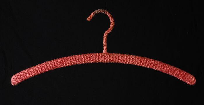 Kleerhanger, bekleed met gebreid roze katoen
