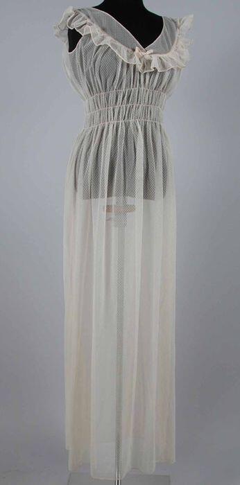 Lange mouwloze nachtjapon van transparant netachtig roze nylon elastieke banen in de taille, ruche…