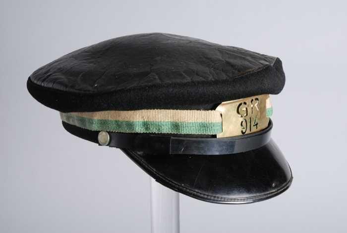 Platte zwarte uniformpet ROTEB