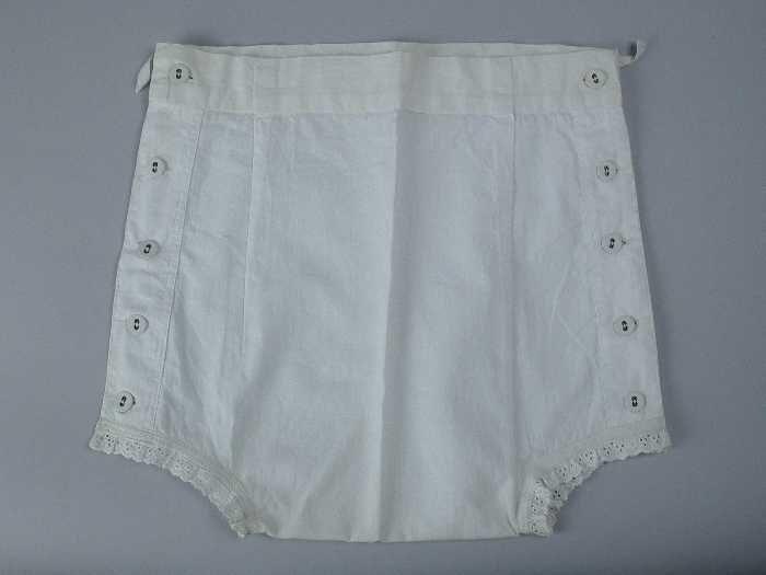 Kinderonderbroek of luierbroek van wit katoen knoopsluiting opzij, smalle rand broderie anglaise
