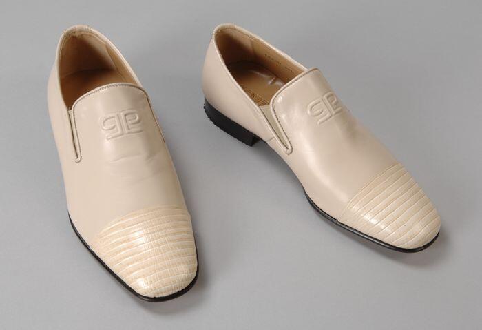 Paar instapschoenen van beige leer met hagedissenprint op neus, kleine hak, "Corbeau"