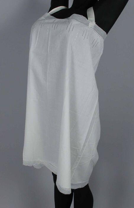 Wit katoenen wijd hemdje (chemise enveloppe) met satijnen schouderbandjes, met ajour en kant in…