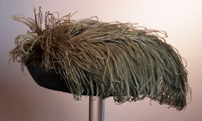 Bruine ovale bandstro dameshoed met bruine struisvogelveren