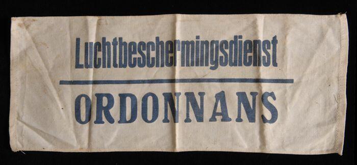 Mouwband, wit keperkatoen met opdruk in donkerblauw, "luchtbeschermingsdienst ordonnans"