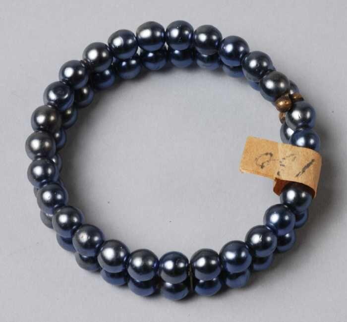 Armband, spiraalarmband van twee rijen groenblauwe paarlemoerglanzende kunststofkralen, kapper Van…