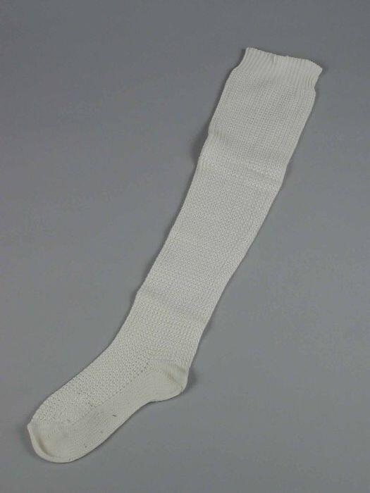 Paar lange crèmekleurige kousen in een fantasie reliëfsteek, kindermaat