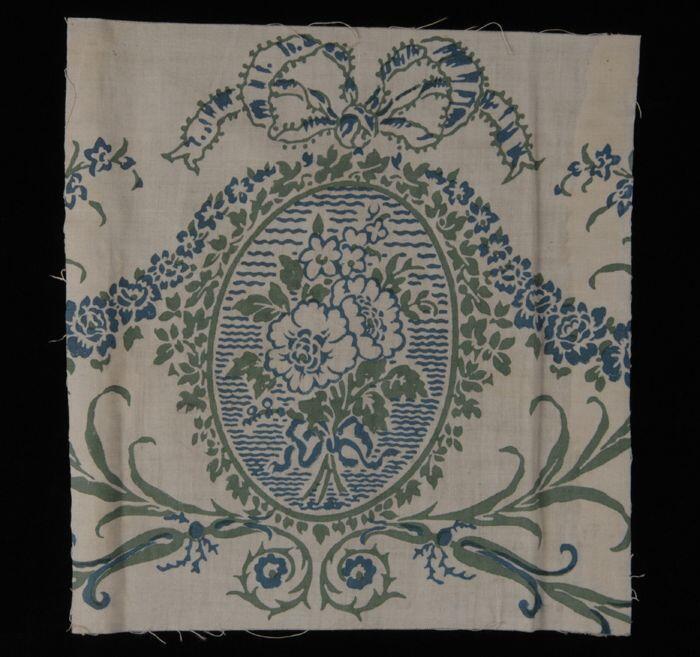 Stofstaal, katoen met dessin met bloemen en guirlandes in groen en blauw, Kralingse…
