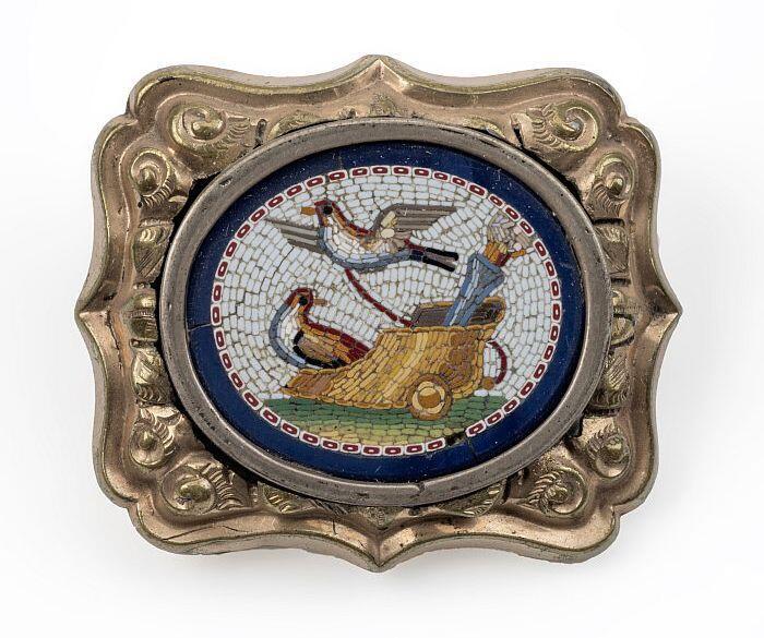 Broche van verguld koper, met glasvogels en een strijdwagen ingelegd