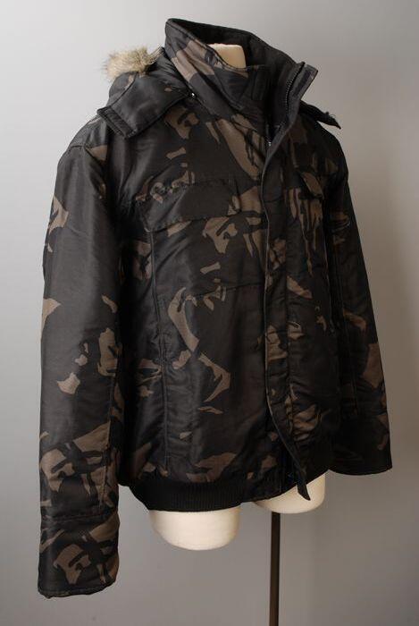 Jas in zwart en donkergroen met camouflage motief met bontkraag en capuchon