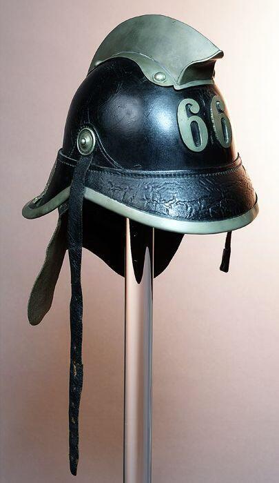 Brandweerhelm van zwart leer